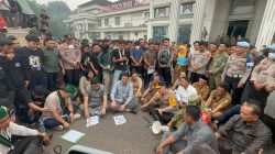 Kapolda Jambi Turun Langsung Temui Massa Aksi Demo Karhutla di DPRD, Kedepankan Dialog Humanis