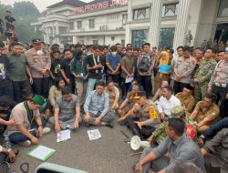 Kapolda Jambi Turun Langsung Temui Massa Aksi Demo Karhutla di DPRD, Kedepankan Dialog Humanis