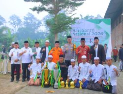 Wujud Kepedulian Nyata! Kapolres Muaro Jambi AKBP Bayu Noormansyah Hadiri Peringatan Hari Santri, Salurkan Bantuan Sembako di Ponpes Daaru Attauhid