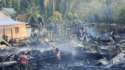 Kebakaran Melanda 2 Rumah di Tanjung Jabung Timur, Api Berhasil Dipadamkan Petugas Damkar